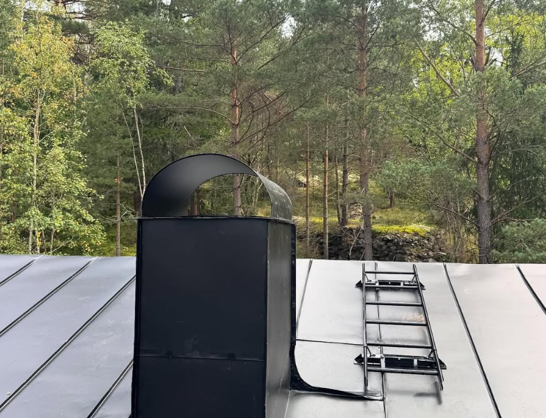 Pågående takomläggning, borttagning av gamla takpannor