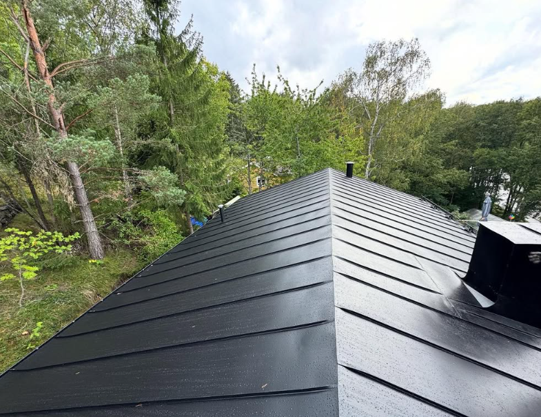 Pågående takomläggning, borttagning av gamla takpannor