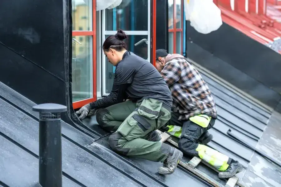 Besiktning av taksäkerhet på fastighet i Täby